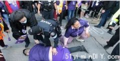 多市200紫衣护士堵路截福特抗议 2人伤