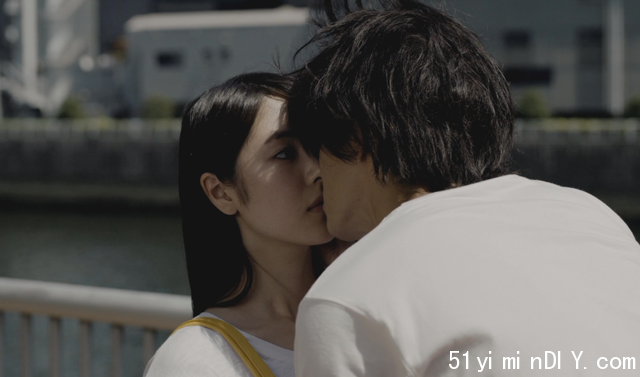 出演电影《夜以继日》后,在日本未成年的她出轨了电影男主角