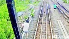 3年轻人跑过路轨险被火车撞倒(图)