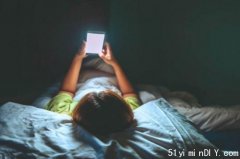 睡前滑手机影响睡眠与健康？最新研究让人意外