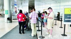 护照办公室问题未解决 排队申办至少等3小时(图)