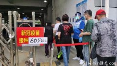 上海老人打疫苗热情高涨 人多一倍排长队 备用针用光