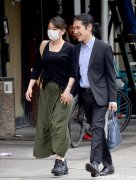 日本真子公主和小室圭罕见出街 十指紧扣秀恩爱