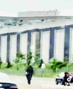 铁骑士公路行驶突抽起车头 青年攀上行驶中RT列车车顶(组图)