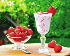 夏日炎炎，不如在家给自己来上一杯笨笨的草莓奶昔吧！