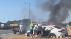 五名男子“英勇”地从燃烧的汽车中救出另一名男子，位于密西索加高速公路上