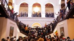 经济崩盘令人绝望 斯里兰卡示威者冲击总统官邸和秘书处