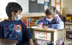 【多市学校设50个流动诊所】今夏为学生补未接种疫苗(图)