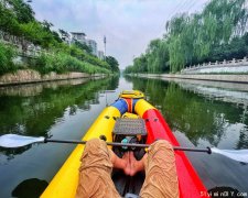 北京男子护城河划船通勤上热搜 水务：存巨大风险