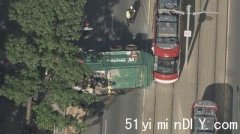 【多市中城区严重交通意外】街车撼垃圾车3人伤(图)