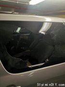弥敦菲腊广场地下停车场被砸车窗(组图)