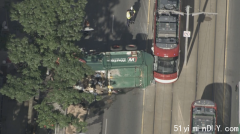 两人受伤！多伦多市中心有轨电车与垃圾车相撞！
