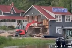 加拿大一名工人被炒后发飙 开挖掘机拆毁豪宅