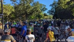 骑自行车的人聚集在高公园抗议，多伦多警方否认对他们进行罚单突击搜查