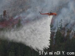 航拍机闯克雷梅斯河谷山火火场  消防空中救火行动被迫停止(图)