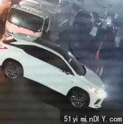 【歹徒放火烧毁两部货车】警方发出涉事歹徒乘坐SUV图片(图)
