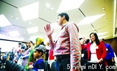 入籍拟网上进行处理可缩1年 无公民法官监誓反对者抨贬值(图)