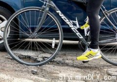 【多市周日修补路坑行动】百人出动12小时补坑(图)