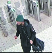 强抢眼镜击碎掷回及吐口水(图)