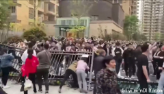 场面严重混乱！四川成都业主爆发大规模冲突(视频)