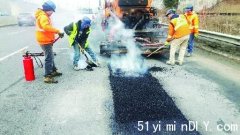 市府百员工快闪修补路坑 遗漏之洞 举报4天内修复(图)
