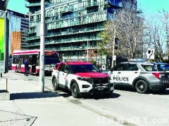 汽车巴士相撞 中年女子重伤 另一人轻伤送院(图)