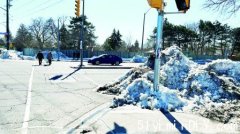 红灯时车辆堵塞十字路口 多伦多罚款拟增至450元(图)