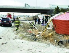宾顿市公路翻侧 大货车两人重伤(图)