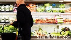 报告﹕一个四口家今年多花近千元购买食物(图)