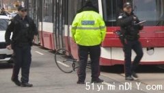 【街车撞倒单车】市西骑单车者受伤送院(图)
