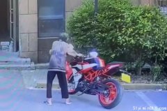 “老太推倒摩托车案”：车主是正义还是杀人凶手