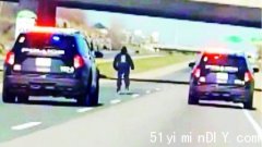 公路上踩滚轴溜冰鞋 两警车追截狂汉被逐(图)