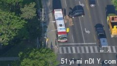 【士嘉堡公巴与汽车相撞】1名女伤者送院(图)