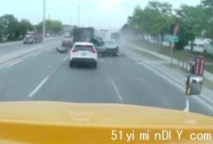 【录像显示】密市MiWay公巴从后撞上引发夺命8车相撞意外(图)