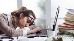 【调查指超过1/3专业人士精疲力尽】40%归咎部门人手短缺(图)