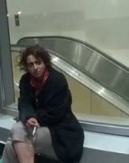 【吸烟的女子】涉罗伦斯地铁站内伤公车局职员(图)