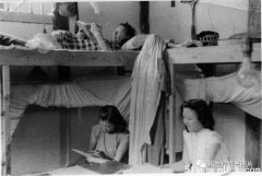 老照片：民国时期女大学生的宿舍生活