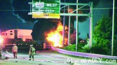 3车撞涉2运油车 401公路爆炸毁路(组图)