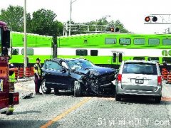驾车冲入路轨撞GO火车 女司机福大命大迂婍送院(组图)