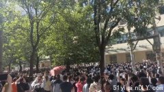 西安家长高喊“西安娃，要上学” 包围当地政府部门