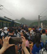 北京落坡岭76小时救援：暴雨致三辆列车2700人被困
