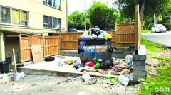 柏文大厦外垃圾堆积数月居民难忍臭味 市府派员巡查(图)