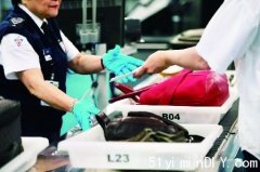 拒绝接受男安检员搜身 装心脏起搏器女子登机检查时遭刁难(图)