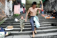 带娃扛货感动中国的重庆“棒棒”：年近60仍在搬货