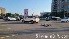 骑单车男子在多市商场停车场被车撞(图)