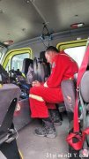 入籍仪式撞期扑救山火 消防员只能在消防车上参加(图)