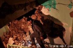 摩洛哥强震视频：房子倾斜父抱儿狂逃 邻居家没能活命
