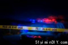 无标记警车与另一汽车相撞严重损毁(图)
