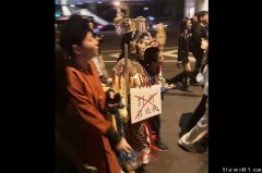 万圣节上海街头“打倒程蝶衣”引发热议 中国式魔幻写实