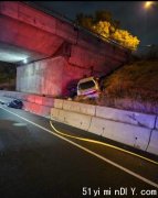 【404公路车祸】司机失事丧命(图)